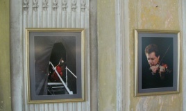 Kornelijos Ežerskytės nuotraukose: Užutrakio festivalio istorija įprasminta ir žurnalistės Sigitos Nemeikaitės fotografijose; tarp parodos lankytojų – ir jos autorė Sigita (centre)
